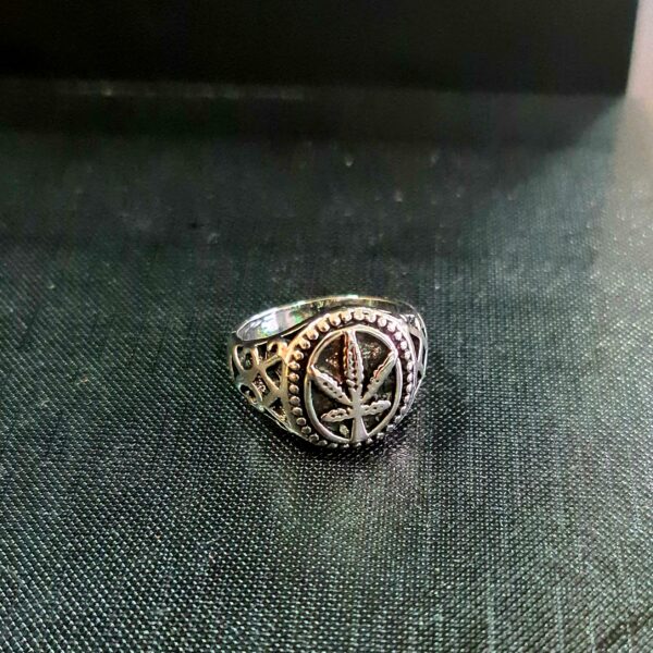 Metalowy pierścionek z symbolem mariuany