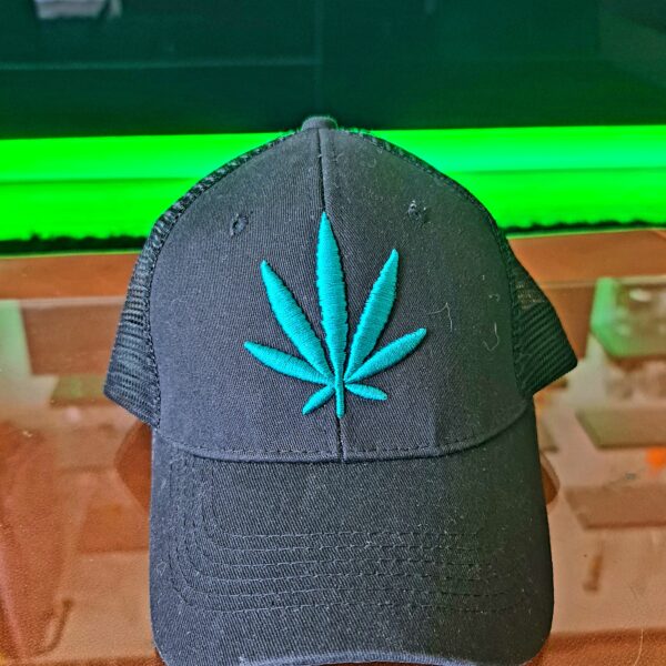 Czarna czapka z zielonym znakiem konopi