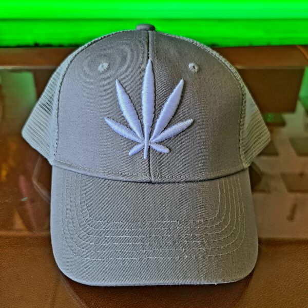Szara czapka ze znakiem konopi