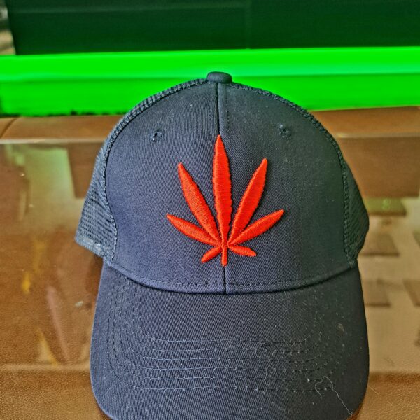 Czarna czapka ze znakiem konopi