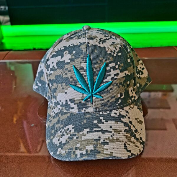 Czapka moro ze znakiem konopi