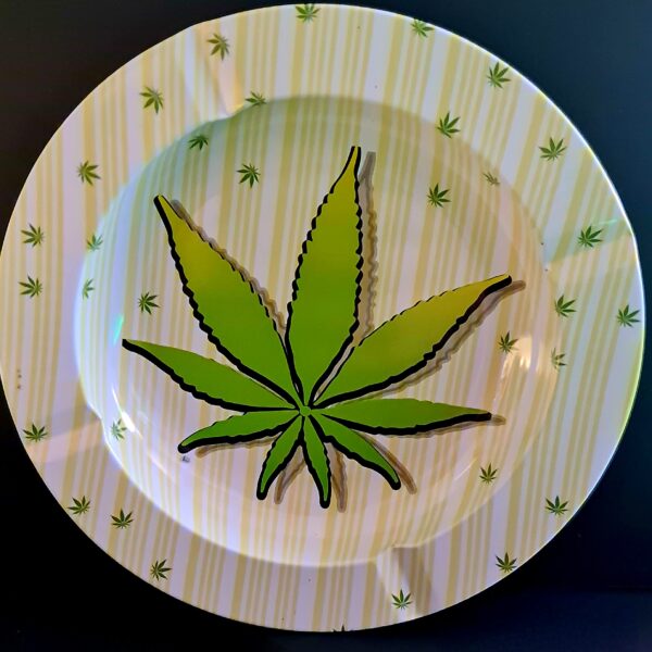 Popielniczka z zielonym znakiem konopi