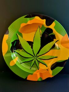 Popielniczka moro z zielonym liściem konopi