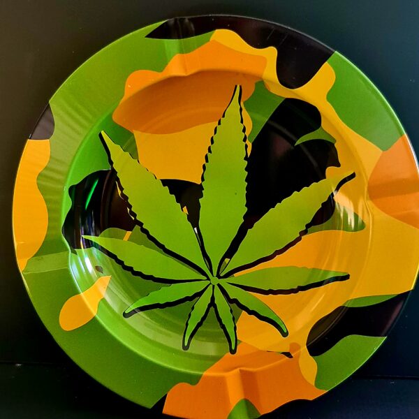 Popielniczka moro z zielonym liściem konopi