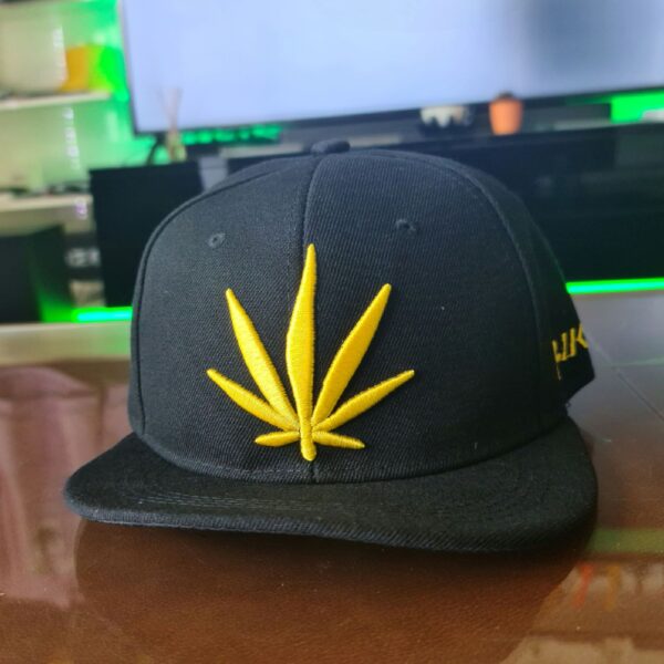 Czapka z żółtym znakiem konopi