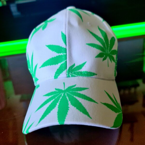 Czapka w liście konopi