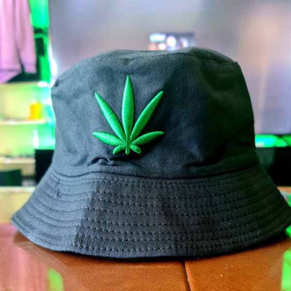 Czarna czapka bucket z zielonym znakiem konopi