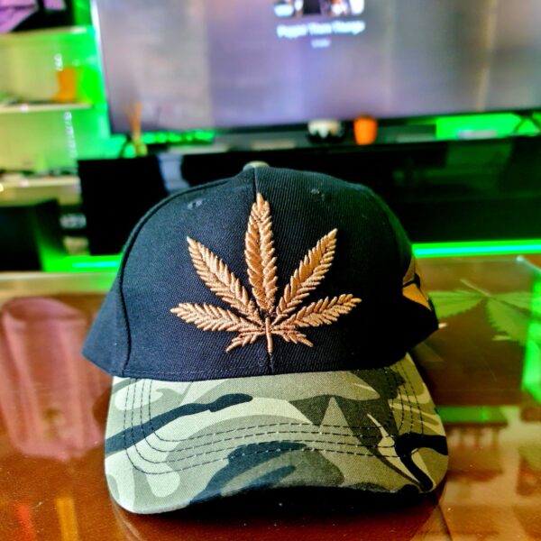 Czapka ze złotym znakiem konopi