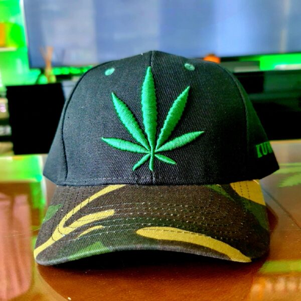 Czapka moro ze znakiem konopi