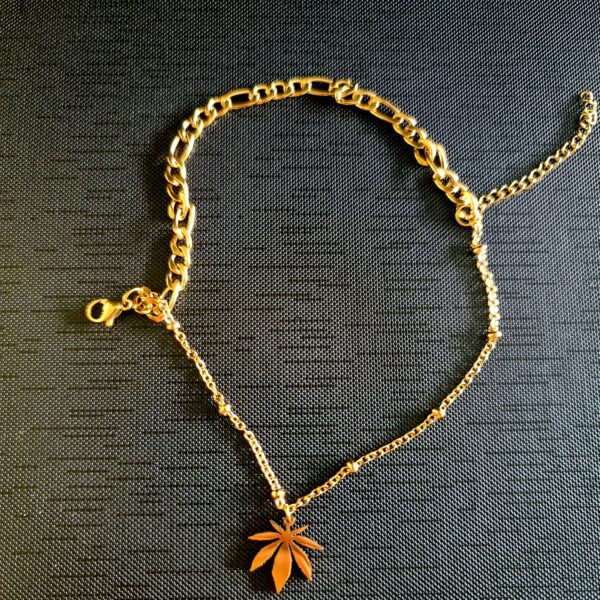 Złota bransoletka z znakiem konopi