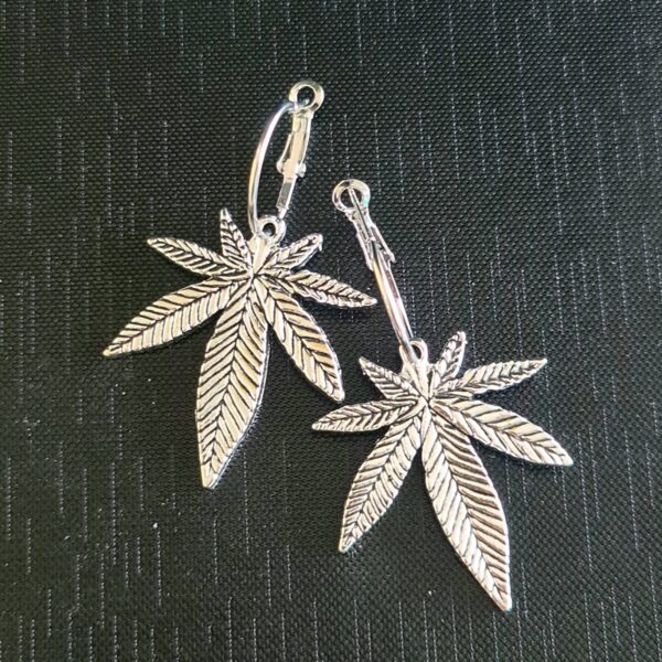 Srebrne kolczyki ze znakiem konopi