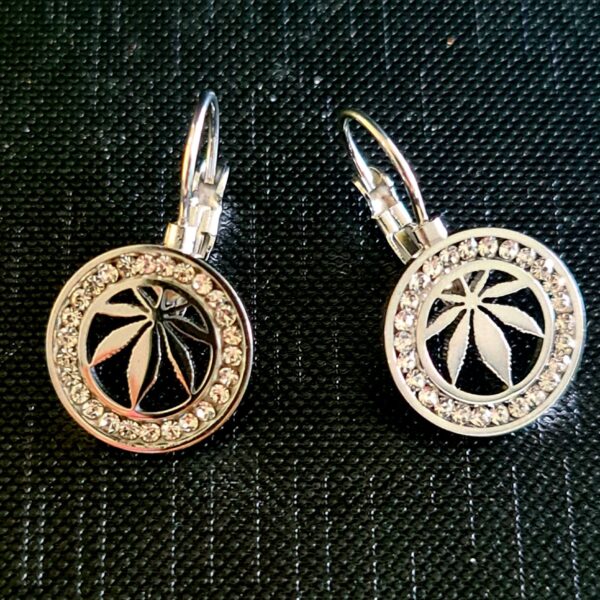 Srebrne zdobione kolczyki ze znakiem konopi