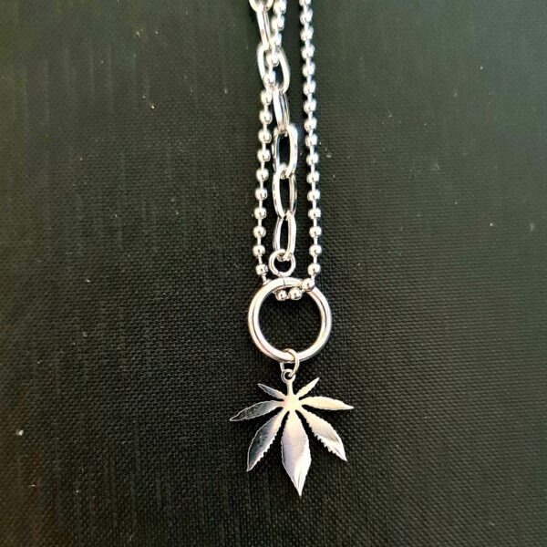 Srebrny naszyjnik z ozdobnym łańcuszkiem